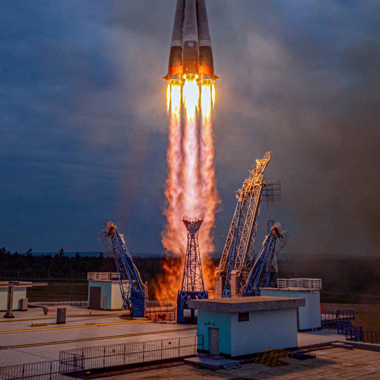 Ракета стартует с космодрома рисунок